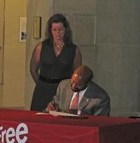 Mayor Nutter signs the paperwork officially establishing the new Mayor's Commission on Literacy as Free Library President and Director Siobhan A. Reardon looks on